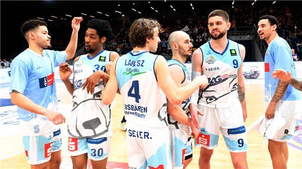 Eisbären müssen heute gegen Tübingen siegen Die Eisbären bewiesen zuletzt Heimstärke und holten in der Stadthalle drei Siege in Folge. Heute ist der Druck groß, gegen die Tigers Tübingen gewinnen zu müssen. Bei einer Niederlage wären die Eisbären raus aus den Playoffs.