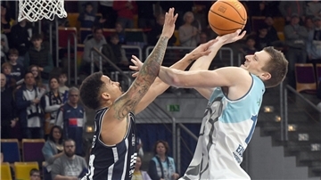  Basketballer Robert Oehle  von den Eisbären Bremerhaven  wirft einen Korb.