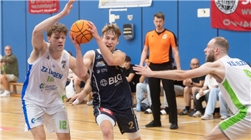 Basketballer im Zweikampf