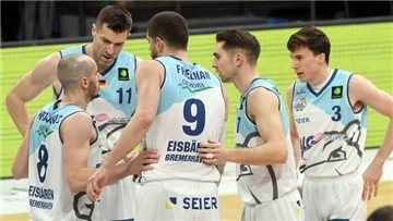 Die Eisbären-Profis (von links) Simon Krajcovic, Robert Oehle, Matt Freeman, Adrian Breitlauch und Matt Frierson melden sich zurück aus der Länderspielpause. Am Freitag geht es in der Stadthalle gegen Tabellenführer Rasta Vechta, gegen den das Hinspiel mit 67:72 verloren wurde.