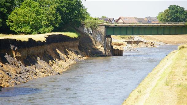 Unwetter weicht Emscher-Deiche auf - Bahnbrücke abgesackt Die Eisenbahnbrücke ist durch den Regen der letzten Tage unterspült und abgesackt.