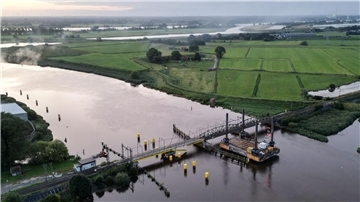 Eisenbahnbrücke über die Hunte bei Elsfleth auf einer Drohnenaufnahme. 