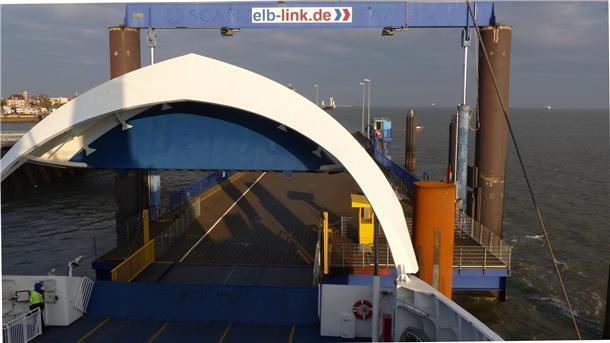 Blick von der Elb-Link-Fähre auf den Anleger
