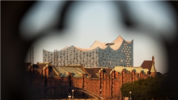 Die Elbphilharmonie, davor die Speicherstadt. Am 21. Oktober fährt der SoVD-Ortsverband Wilstedt in die Hansestadt, dabei wird auch ein Besuch auf der öffentlichen Elphi-Aussichtsplattform nicht fehlen.