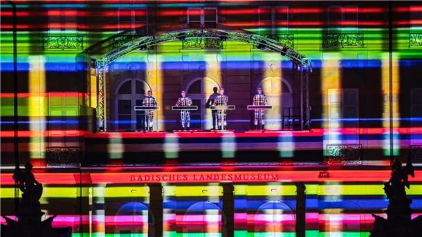Die Elektropop-Band Kraftwerk auf dem Balkon am Karlsruher Schloss.