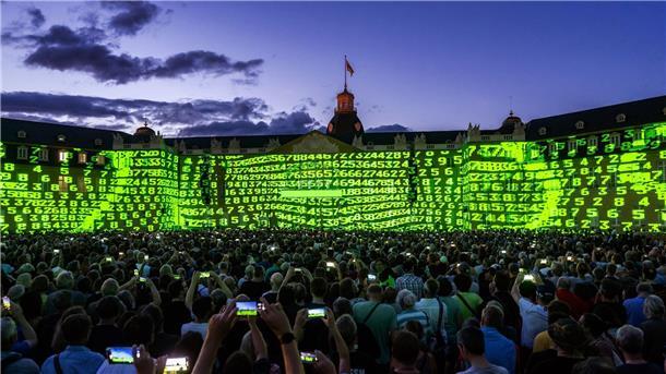 Die Elektropop-Band Kraftwerk im Karlsruhe. Die Schlossfassade diente dabei als Projektionsfläche für eine Multimedia-Show.