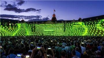 Die Elektropop-Band Kraftwerk im Karlsruhe. Die Schlossfassade diente dabei als Projektionsfläche für eine Multimedia-Show.