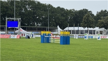 Ein Reitplatz mit Hindernissen.