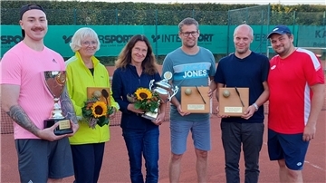 Die Vereinsmeister des Tennisvereins Elmlohe-Marschkamp zeigen stolz ihre Pokale.