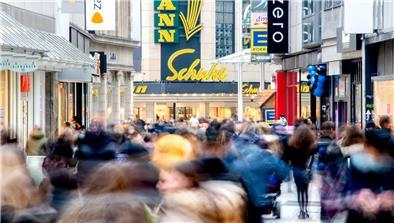 Zahlreiche Menschen gehen durch die Innenstadt von Hannover.
