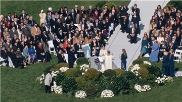 Die Enkelin von US-Präsident Biden, Naomi Biden, und ihr Verlobter, Peter Neal, heiraten auf dem Südrasen des Weißen Hauses.