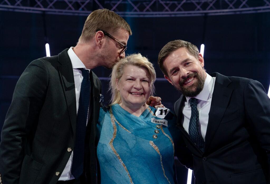 Die Entertainer Joko (l) und Klaas (r) stehen mit Zuschauerin Carola zusammen. Die Entertainer Joko und Klaas haben um 20.15 Uhr an ihrem Programmtag auf ProSieben mit einer Quiz-Show gestartet.