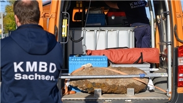 Die entschärfte 250-Kilogramm-Bombe aus dem Zweiten Weltkrieg liegt nach der Entschärfung in einem Transporter des Sächsischen Kampfmittelbeseitigungsdienstes.