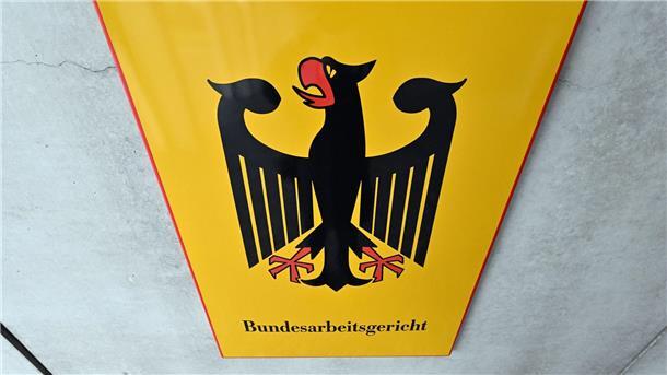 Priesterin gewinnt Klage: Mindestlohn im Yoga-Ashram Die Entscheidung des Bundesarbeitsgerichts: Ja, die Klägerin hat Arbeitnehmerstatus und damit Anspruch auf Mindestlohn.
