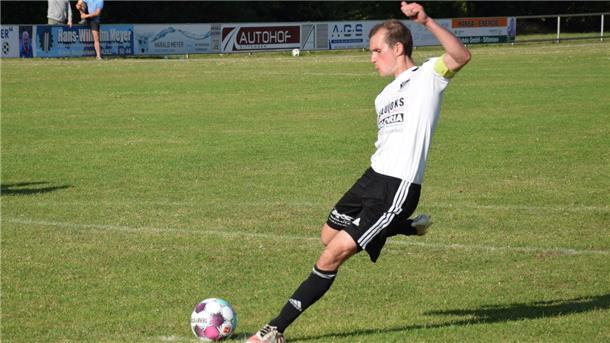 Ippensen schlägt Verden II zum Saison-Auftakt mit 2:1 Die Entscheidung für den SV Ippensen. Kapitän Nils Klindworth hat sich den Ball zurechtgelegt und erzielt das 2:1 kurz vor Schluss.