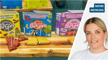 Die Veggie Word Messe ist die größte deutsche vegane Messe. Es gibt auch nachhaltige Produkte wie Socken. Die Slogans sollen dezent dazu motivieren auf Fleisch zu verzichten.