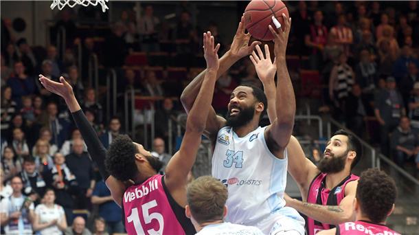 Die Entscheidung, ob in der Stadthalle weiter Profi-Basketball zu sehen sein wird, rückt näher. Die Stadt wird die Eisbären weiter fördern – allerdings in deutlich geringerem Maße als bisher. Jetzt ist die Eisbären-Geschäftsführung um Wolfgang Grube am Zug.