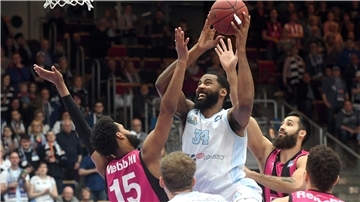 Die Entscheidung, ob in der Stadthalle weiter Profi-Basketball zu sehen sein wird, rückt näher. Die Stadt wird die Eisbären weiter fördern – allerdings in deutlich geringerem Maße als bisher. Jetzt ist die Eisbären-Geschäftsführung um Wolfgang Grube am Zug.