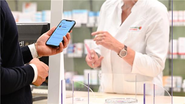 Die 8 wichtigsten Fragen und Antworten zur elektronischen Patientenakte Ein Mann steht mit Handy in einer Apotheke. Die ePA für alle soll auch eine Übersicht über alle Medikamente enthalten, die elektronisch verordnet und in der Apotheke ausgegeben wurden.