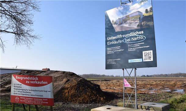 Die Erdarbeiten haben begonnen: Hier entsteht an der Ecke B 71/Parnewinkeler Dorfstraße ein Netto-Markt.