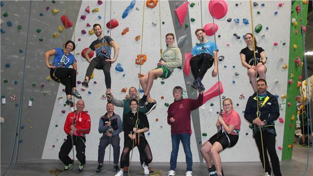Die erfolgreichen Teilnehmenden des Kletterlehrgangs und ihre Trainer. 