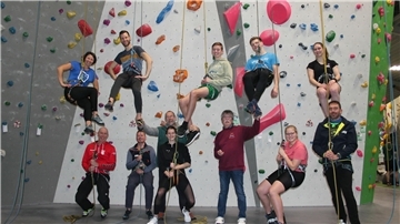 Die erfolgreichen Teilnehmenden des Kletterlehrgangs und ihre Trainer. 