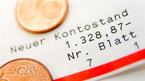 Jeder Vierte pumpt sich Geld „Die Ergebnisse zeigen deutlich, dass es für Verbraucher immer relevanter wird, finanzielle Engpässe schnell und unbürokratisch zu decken“, ordnete der Privatkundenchef von Barclays in Deutschland, Tobias Grieß, die Ergebnisse der YouGov-Umfrage ein.