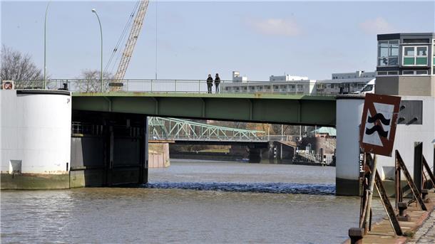 Sperrwerk unter eine Brücke