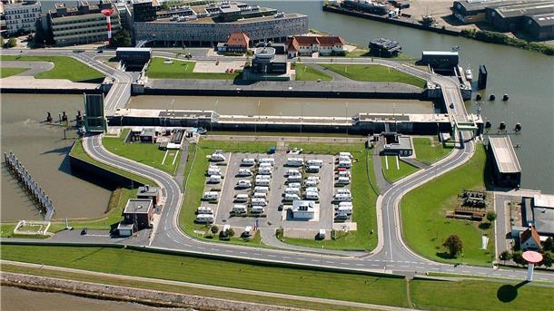 Bremerhaven-Reisen: Zuwächse beim Camping und in Ferienwohnungen Der Wohnmobilplatz vor der Fischereihafen Doppelschleuse aus der Luft.