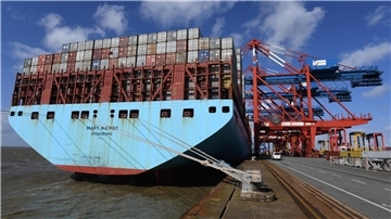 Containerschiff an der Kaje