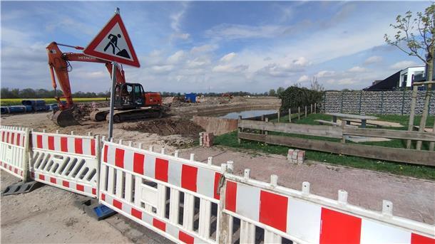Reflexionsgrad 30 Prozent: Bebauungsplan Nr. 149 polarisiert Die Erschließungsarbeiten in dem direkt an die bestehende Bebauung der Lise-Meitner-Straße und der Mülheimer Straße (rechts) angrenzenden  Neubaugebiet kommen voran.