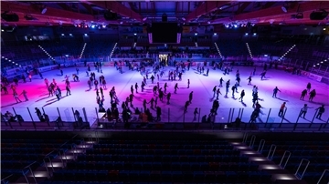 Discospaß und Stimmung auf dem Eis  Die erste Eisdisco in der Eislaufsaison 2022/2023 startet am Freitag, 4. November.