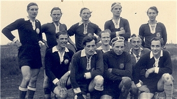 Die erste Fußballmannschaft des TSV Timke von 1949. Gegründet wurde der Verein als FC Kirch-Westertimke. Viele der Spieler waren Vertriebene, die in den Timke Dörfern eine neue Heimat fanden.