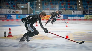 Die erste Sturmreihe der Fischtown Pinguins beim Fitness-Test in der Eisarena.