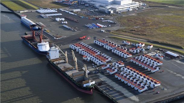 Die ersten 14 von insgesamt rund 120 Maschinenhäusern für Offshore Windanlagen in Taiwan und Großbritannien werden in dieser Woche vom Hafen vor der Cuxhavener Produktionsstätte von Siemens Gamesa aus auf Schiffe verladen.