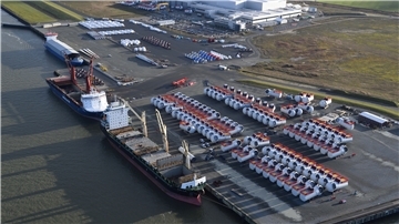 Die ersten 14 von insgesamt rund 120 Maschinenhäusern für Offshore Windanlagen in Taiwan und Großbritannien werden in dieser Woche vom Hafen vor der Cuxhavener Produktionsstätte von Siemens Gamesa aus auf Schiffe verladen.