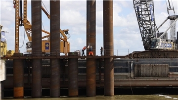 Die ersten 35 Meter langen "Rammrohre" wurden gesetzt. Insgesamt werden für den Bau der Liegeplätze 5 bis 7 in Cuxhaven rund 400 dieser Rohre verbaut.