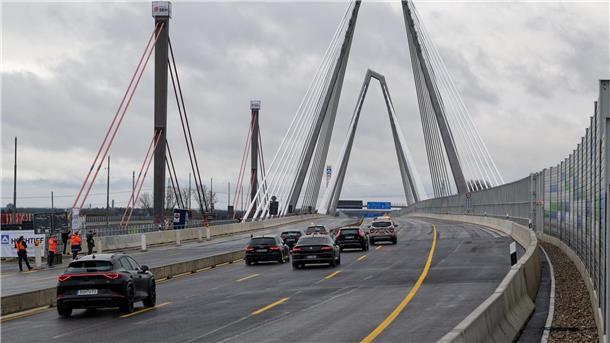 Neue A1-Rheinbrücke freigegeben Die ersten Fahrzeuge fahren über die neue Leverkusener Brücke.