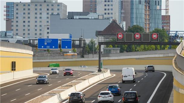 Die ersten Fahrzeuge rollen über das neue Teilstück der A100 in Berlin. 
