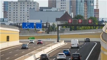 Die ersten Fahrzeuge rollen über das neue Teilstück der A100 in Berlin. 