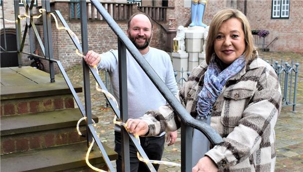 Dr. Andreas Hüser und Andrea Bönke vor dem "Roland" im Innenhof der Beerster Burg