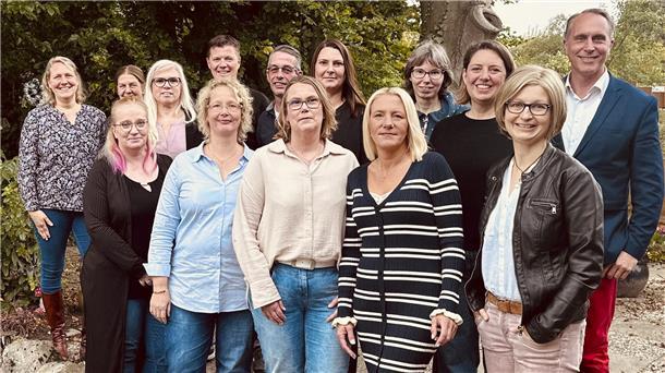 Wenn das Stöbern in alten Fotos Pflicht und Freude zugleich ist Die Erstklässler von 1984 vier Jahrzehnte später: (vorn, von links) Liane Kopp, Bianca Bardenhagen, Nadine Schnur, Anika van der Vlis, Claudia Hauschild sowie (hinten, von links) Angela Nicolai, Sylvia Burggraf, Julia Emmerich, Thomas Flügge, Christian Timme, Sonja Sult, Sandra Wilshusen, Nina Fahrmeier und Falko Hönisch.