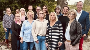 Die Erstklässler von 1984 vier Jahrzehnte später: (vorn, von links) Liane Kopp, Bianca Bardenhagen, Nadine Schnur, Anika van der Vlis, Claudia Hauschild sowie (hinten, von links) Angela Nicolai, Sylvia Burggraf, Julia Emmerich, Thomas Flügge, Christian Timme, Sonja Sult, Sandra Wilshusen, Nina Fahrmeier und Falko Hönisch.