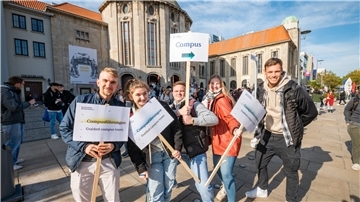 Die Erstsemester der Hochschule Bremerhaven werden im Stadttheater begrüßt. Die Studenten Alexander Pahlitzsch, Nina Möller, Michel Voß, Michèle van Geet und Julius Matschke (v. li.) bieten auch Campus-Führungen an.