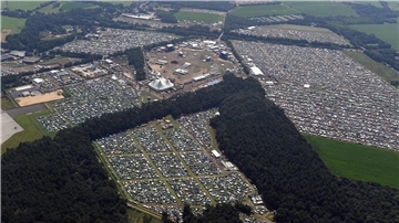 Die Erweiterung des Industriebetriebes Wanhöden wird an den bisherigen Deichbrand-Campingflächen nicht spurlos vorbeigehen. Insbesondere werden die Festival-Veranstalter künftig ohne ihr Greencamp (Vordergrund, von Wald umgeben) planen müssen.