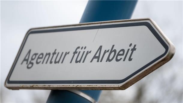 Schild mit dem Schriftzug "Agentur für Arbeit".