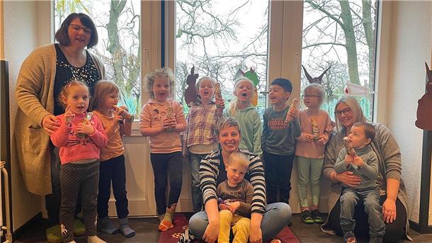 Die Waddenser-Kita-Kinder wissen, wie der Osterhase läuft Kita-Gruppe