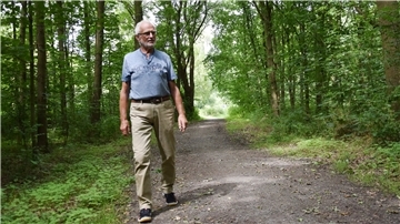Die Eschen, die Jürgen Keup und sein Mitstreiter Wolfgang Odenwald fällen mussten, werden als Brennholz verkauft.