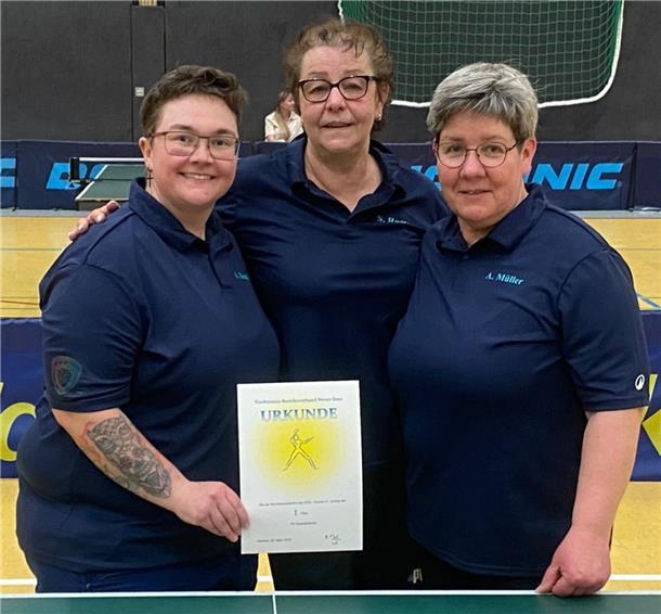 Ann-Kathrin Bouda, Silke Reese und Anja Müller aus der Tischtennismannschaft des TV Esenshamm
