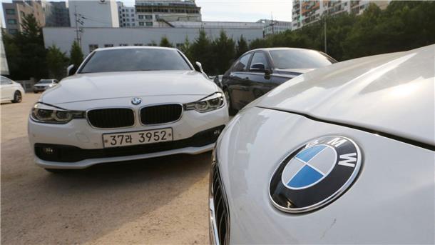 Südkorea: Strafen gegen deutsche Autobauer verhängt Die EU-Kommission hatte 2021 gegen BMW und Volkswagen wegen unerlaubter Absprachen zu sogenannten Adblue-Tanks hohe Strafen verhängt. Bei der Untersuchung in Südkorea ging es den Angaben der Autohersteller zufolge um die gleichen Sachverhalte.